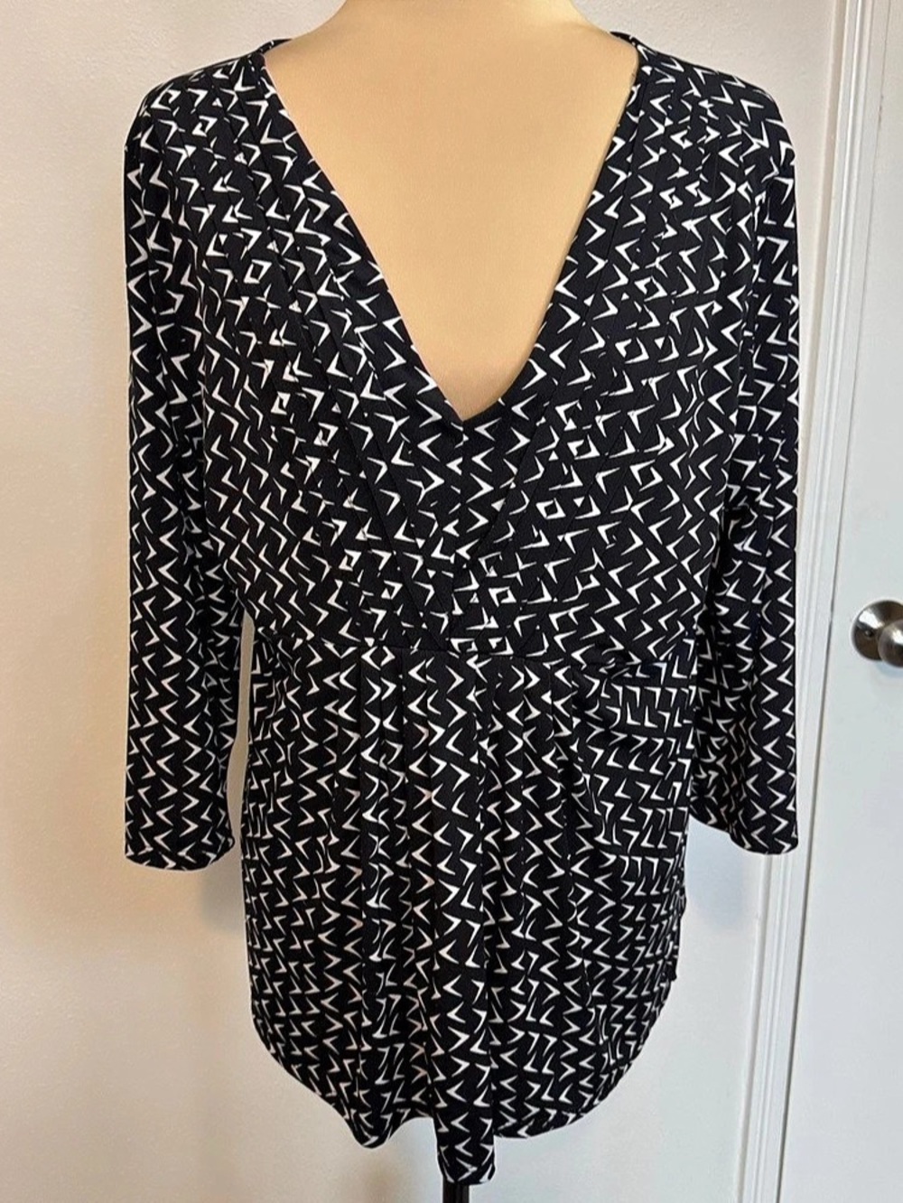 daisy fuentes GeometricV-Neck Blouse in Black & White XL Like New